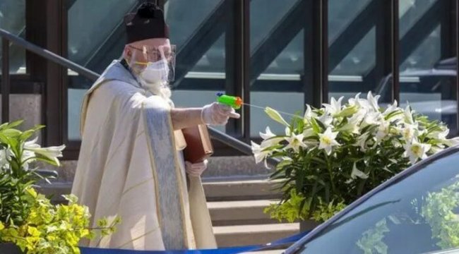 Koronavirüs: ABD'de su tabancasıyla sosyal mesafe için 'kutsal su' sıkan rahibin görüntüleri viral oldu