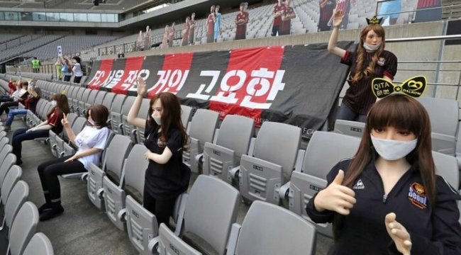 Koronavirüs futbol: Tribünlere porno sitesi reklamı yapan 'şişme mankenler' oturtan Güney Kore futbol kulübü özür diledi