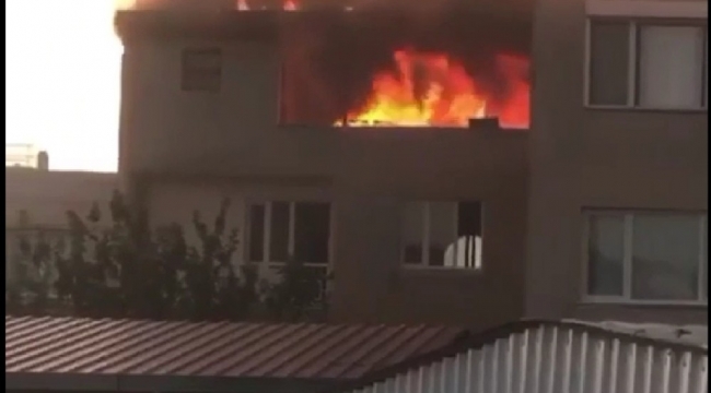 İzmir'de 4 katlı binanın çatı katında korkutan yangın