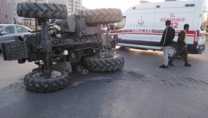 Ağrı'da kaza yapan traktör yolun ortasına devrildi