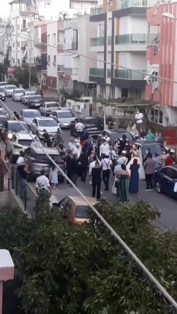 Antalya'da sokağa taşan maskeli sosyal mesafesiz düğün