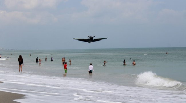 Fotoğraf çekiminde akılalmaz olay! Savaş uçağı sahile indi